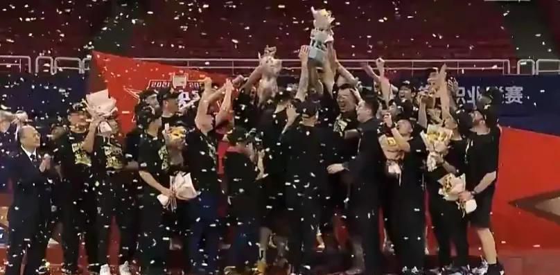 “在我和他第一次见面时，我当时已经收拾好了行囊，准备踏上离开的飞机了，当时我的身心都已经准备离开球队了，看到他时我跟他说：我只有离队这一条路了。
